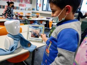 روبوت-ينقذ-طفلا.-منعه-المرض-من-الحضور-للمدرسة