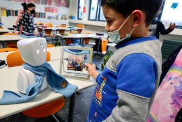 روبوت-ينقذ-طفلا.-منعه-المرض-من-الحضور-للمدرسة